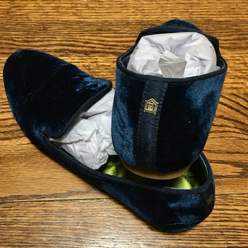 Like new Birdies slippers! Size 7.5 Midnight blue velvet and interior satin.